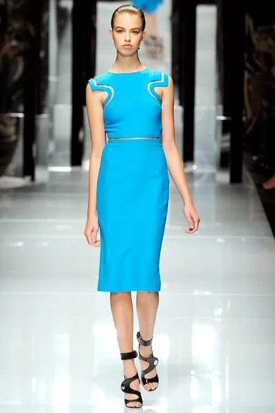 Look 16